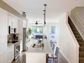 冷蔵庫、電子レンジ、オーブン、コンロ