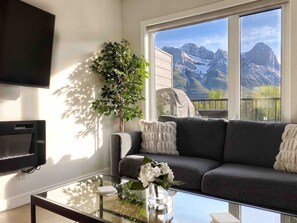 Smart TV, fireplace - Modern Mountain Townhouse: private garage/entrance (Canmore)