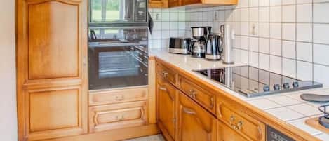 Micro-ondes, four, lave-vaisselle, chaise haute