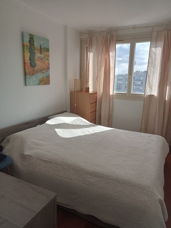 2 soverom, strykejern/-brett og sengetøy