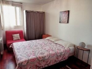 2 soverom, strykejern/-brett og sengetøy