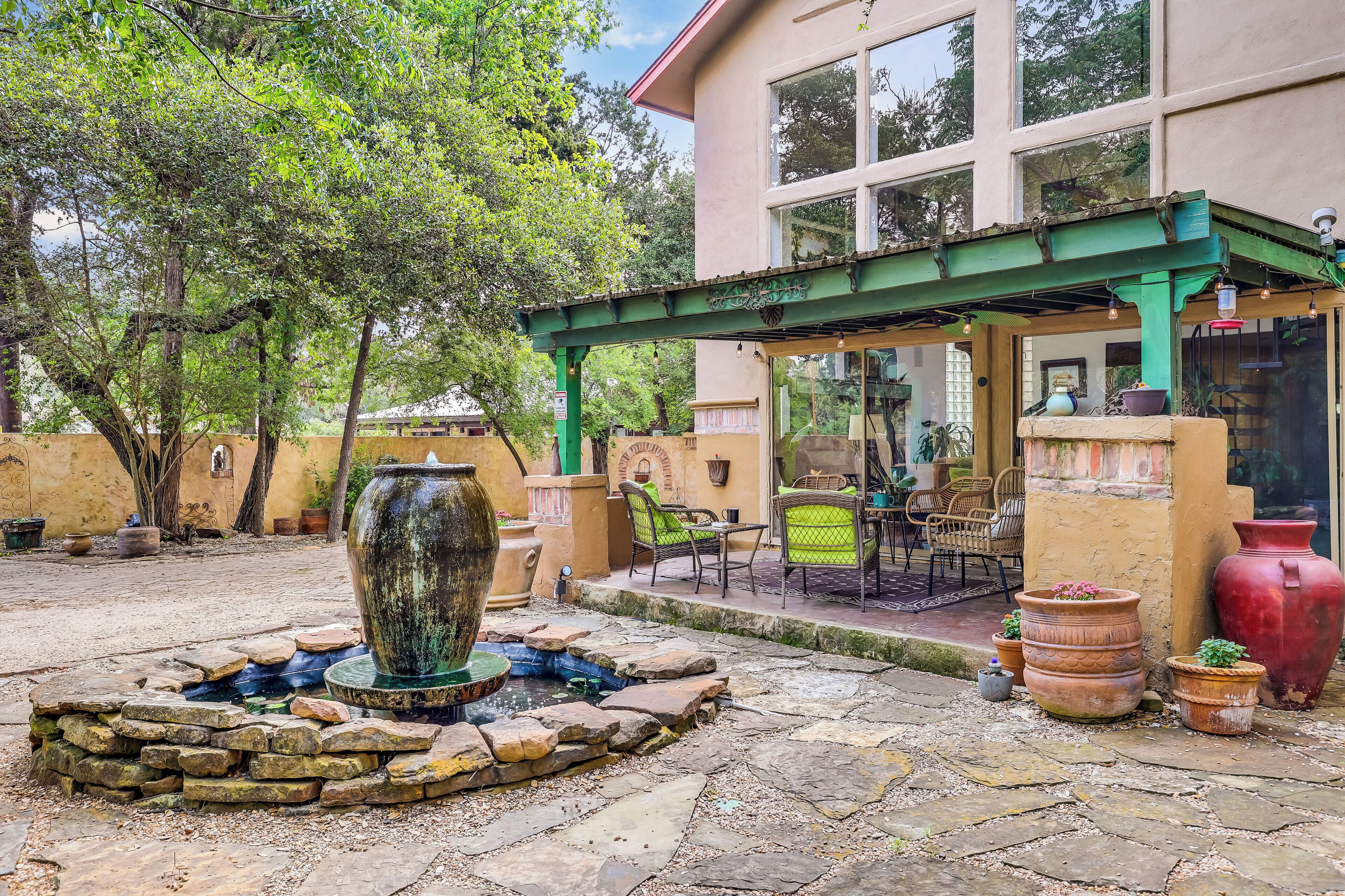 Unique gated Villa with hot tub, mins from Lake Travis! Discounted boat rentals!