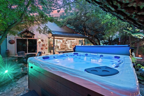 Unique gated Villa with hot tub, mins from Lake Travis! Discounted boat rentals!