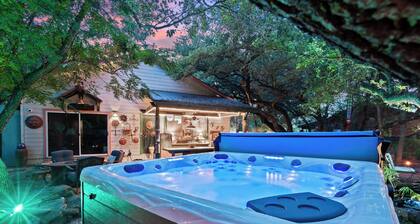Unique gated Villa with hot tub, mins from Lake Travis! Discounted boat rentals!