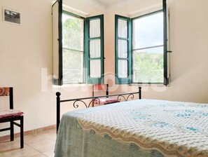 4 bedrooms, iron/ironing board, WiFi