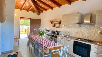 Frigorífic, microones, forn i placa de cuina