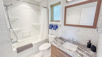 SĂšche-cheveux, serviettes fournies