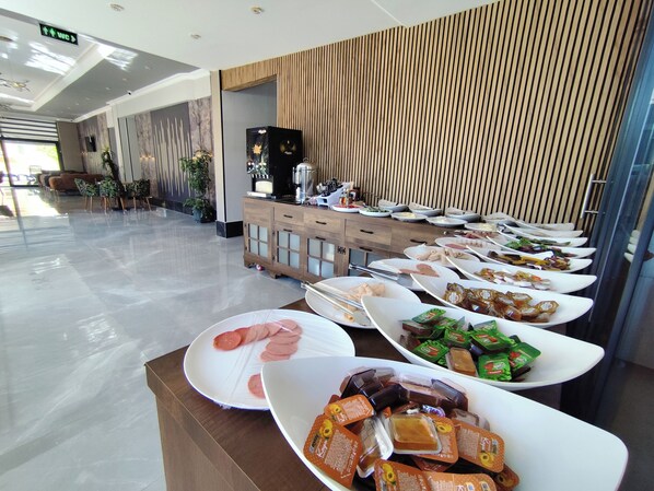 Free daily buffet breakfast