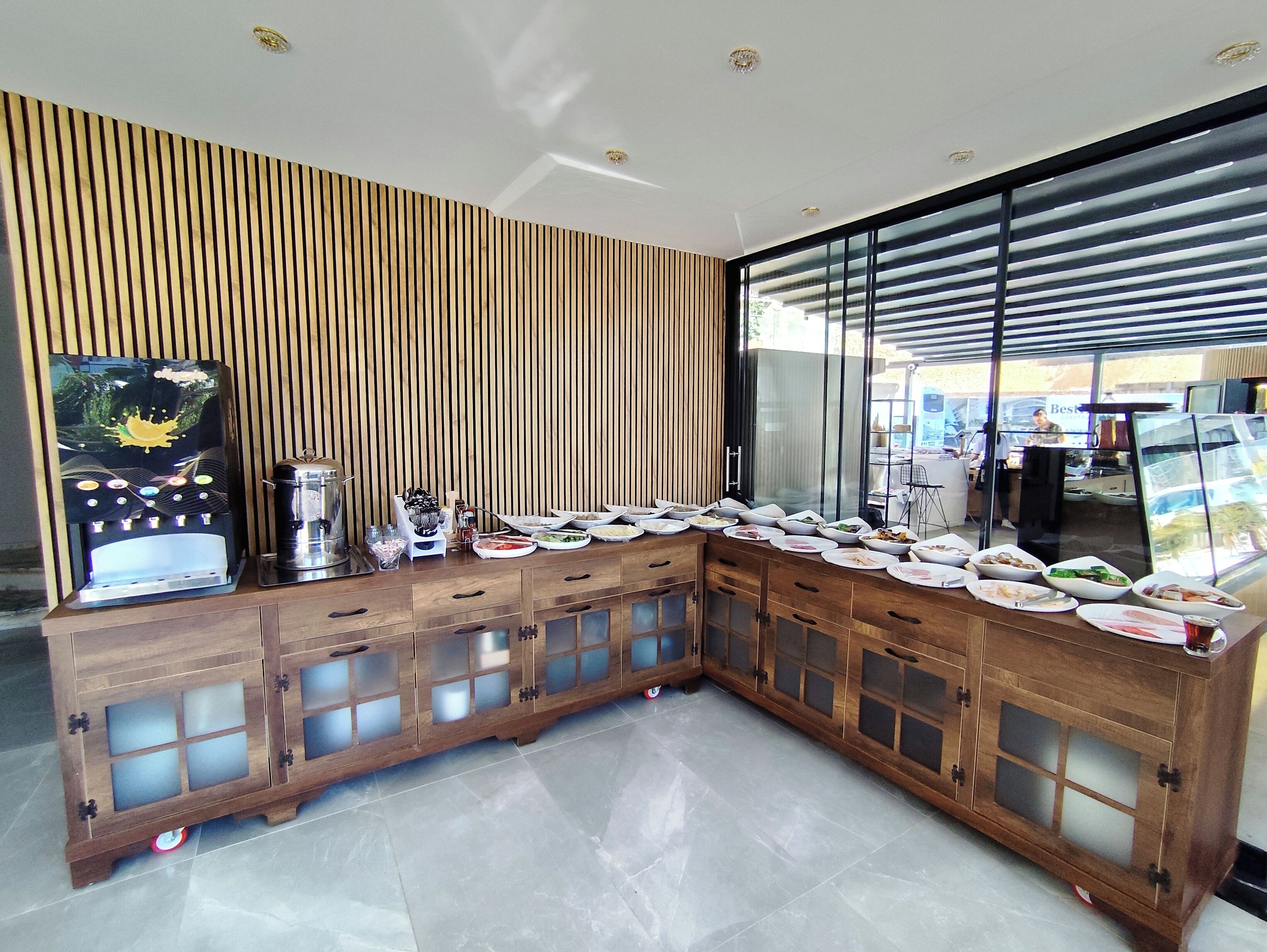 Una cocina moderna con un armario de madera y una cafetera.