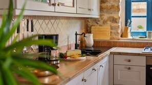 Kühlschrank, Ofen, Geschirrspüler, Wasserkocher mit Kaffee-/Teezubehör