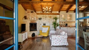 TV, fireplace