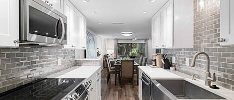 Een microgolfoven, een kookplaat, een vaatwasser