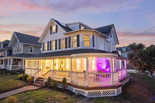 Awesome location and awesome top floor apartment near the ocean & boardwalk.