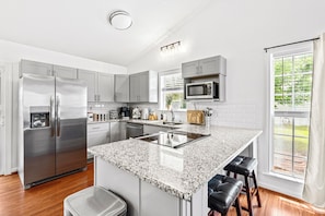 Kjøleskap, mikrobølgeovn, ovn og kokeplater