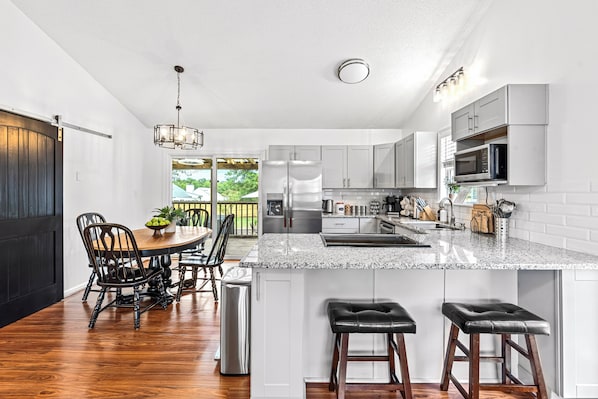 Kjøleskap, mikrobølgeovn, ovn og kokeplater