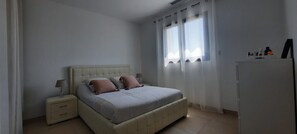 3 chambres, fer et planche à repasser, Wi-Fi, draps fournis