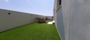 Outdoor dining - Villa Contemporaine Avec Piscine Pour 7 Personnes (Saint-Laurent-d'Aigouze)