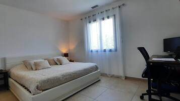 3 slaapkamers, een strijkplank/strijkijzer, wifi, beddengoed