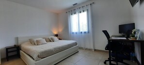 3 bedrooms, iron/ironing board, WiFi, bed sheets