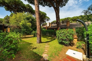 Property grounds - Fiorenza's charming beach house (Pula)