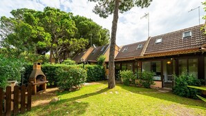 A residential property with a well-maintained garden, a barbecue area, and a house with multiple windows and a tiled roof. - Fiorenza's charming beach house (Pula)