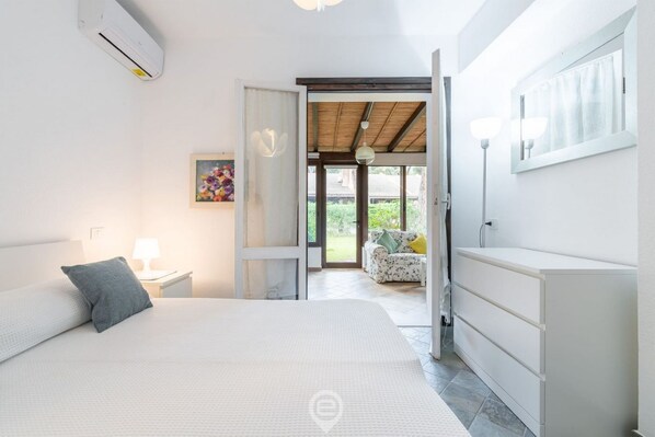 2 bedrooms, travel cot, WiFi, bed sheets