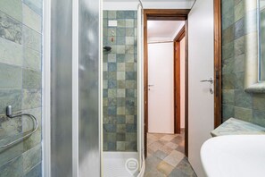 Douche, séchoir à cheveux, bidet, serviettes fournies