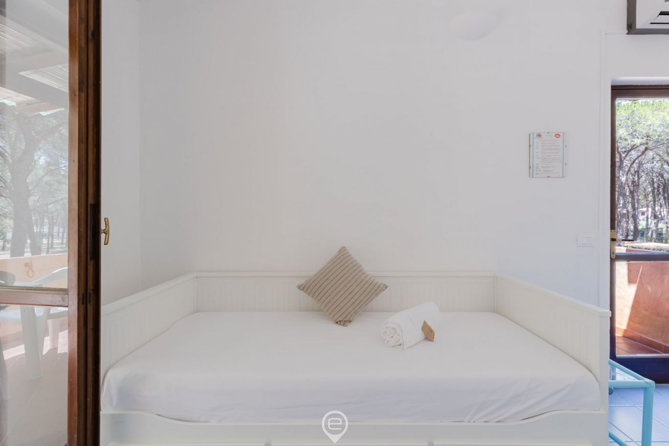 1 bedroom, travel cot, WiFi, bed sheets