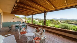 Una veranda coperta con vista sulla campagna.