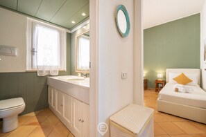 Een douche, een haardroger, een bidet, handdoeken