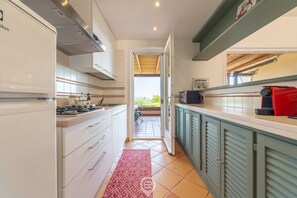 Jääkaappi, mikroaaltouuni, liesi, astianpesukone