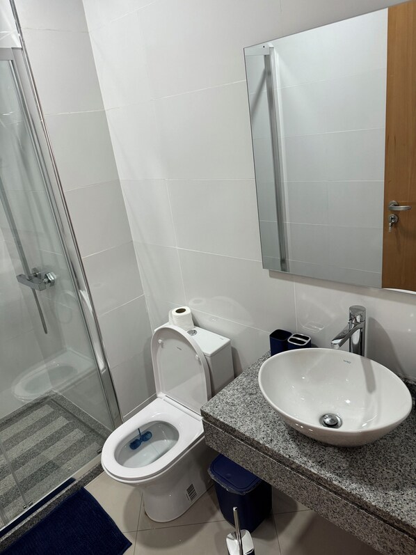 Douche, sèche-cheveux, serviettes fournies, savon