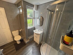 Doccia, asciugacapelli, asciugamani, sapone