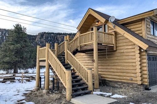 Sun-filled mountain studio with deck, fireplace, & views- near skiing & trails