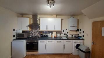 Fridge, oven, stovetop, electric kettle