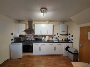 Fridge, oven, stovetop, electric kettle - Cozy apartment in Great Malvern 90 mins train-Oxford and 44 mins drive-Cotswolds (Great Malvern)