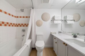 吹风机、毛巾、肥皂、卫生纸