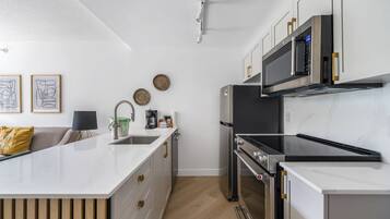 Frigorífico, microondas, horno y placa de cocina