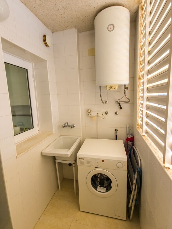 Shower, towels