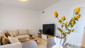 TV - Seaside penthouse apartment with sea views and swimming pool (Calpe)