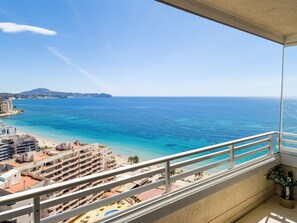 Property grounds - Seaside penthouse apartment with sea views and swimming pool (Calpe)