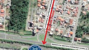 An aerial view of a residential area with a road marked 'Avenida Alfredo Brunos' and 'Rodovia Beto Carrero World' with a logo of 'Ribera Carrero'.