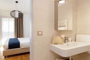 Douche, sèche-cheveux, serviettes fournies