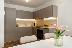 Kylskåp, ugn, spishäll och diskmaskin