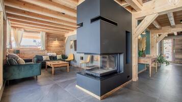 Televisie en een open haard