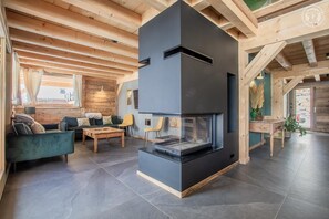 Télévision, cheminée