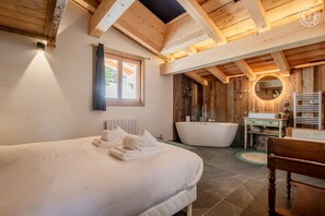 5 habitaciones, tabla de planchar con plancha y cuna de viaje