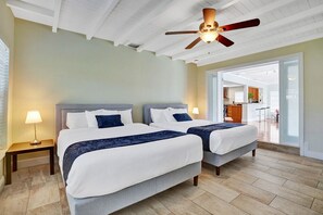 4 bedrooms, desk, iron/ironing board, travel crib - Best Area Spacious 4BR Heated Pool Mins To Beach (Hollywood)