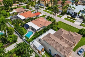 A residential area with houses, a swimming pool, and palm trees. - Best Area Spacious 4BR Heated Pool Mins To Beach (Hollywood)