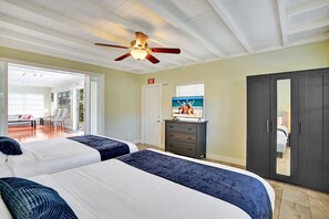 4 dormitorios, escritorio, tabla de planchar con plancha y cuna de viaje